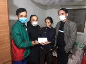 Các tổ chức thiện nguyện tặng quà cho gia đình khó khăn trên địa bàn xã Hưng Tân