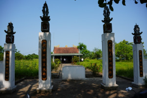 Tam quan đền Làng Nam