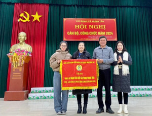 Hưng Tân: Công đoàn cơ sở xã Hưng Tân đón nhận cờ thi đua đơn vị xuất sắc của Liên đoàn lao động tỉnh Nghệ An