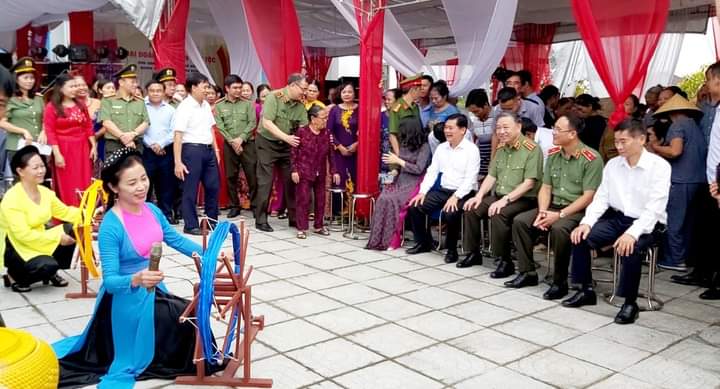CLB dân ca ví, giặm Nghệ Tĩnh Làng Phan biểu diễn đón đại tướng Tô Lâm cùng đoàn đại biểu TW và tỉnh Nghệ An