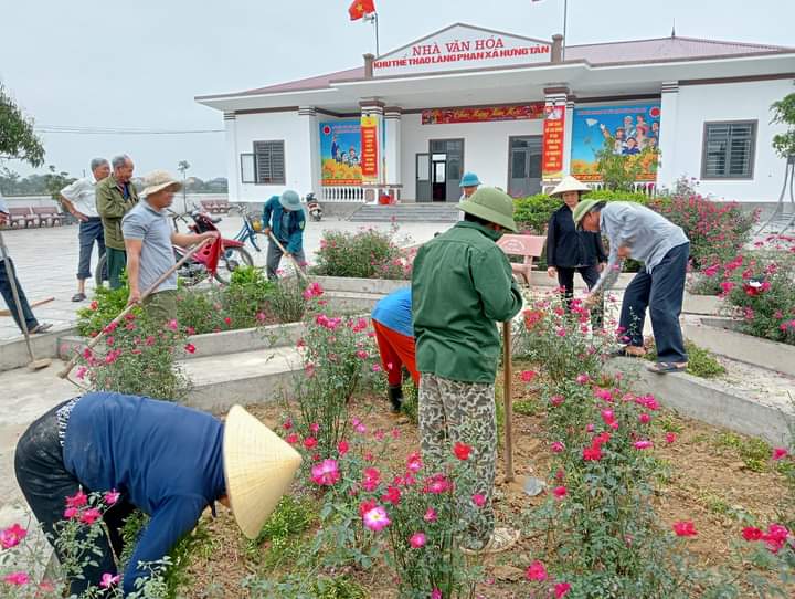 Nhân dân Làng Phan chăm sóc khuôn viên nhà văn hóa Làng